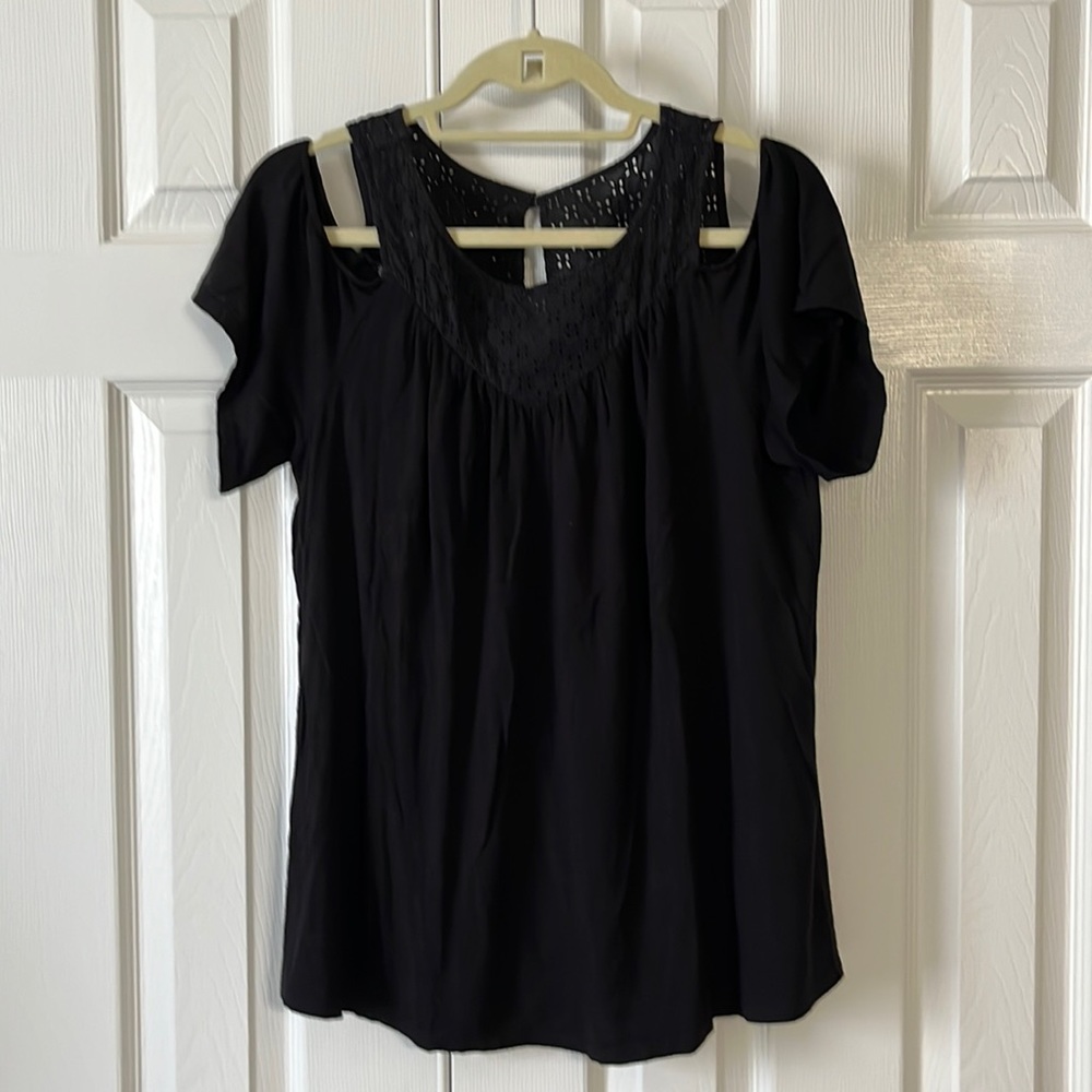 Torrid black shirt. Lace cold shoulders. Sz 00. EUC